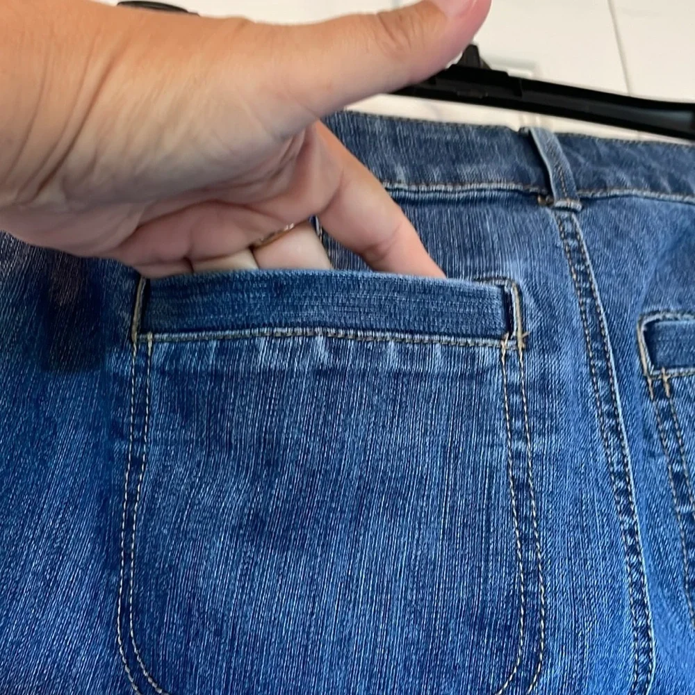 Croft & Barrow 8 denim capris straight leg metal button detail front/back pocket